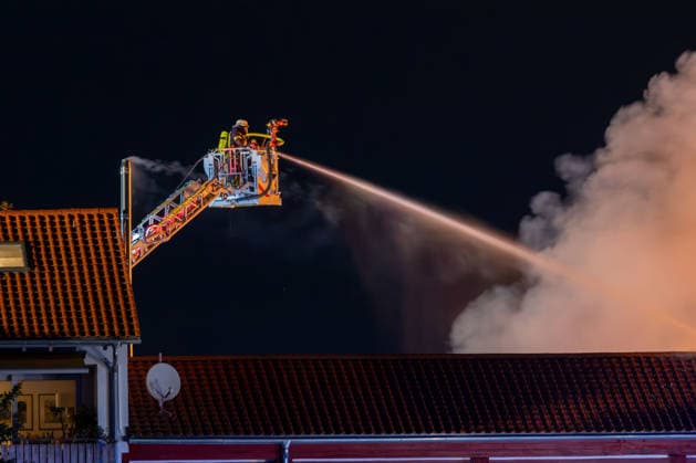 Flames Leaping from Equestrian Facility: Major Fire Near Tübingen-Pfrondorf; Large-Scale Operation on Saturday Evening in Tübingen-Pfrondorf An agric Copyright: x xonw-imagesx xDanielxKesslerx
