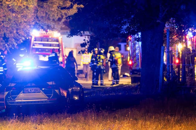 Flames Leaping from Equestrian Facility: Major Fire Near Tübingen-Pfrondorf; Large-Scale Operation on Saturday Evening in Tübingen-Pfrondorf An agric Copyright: x xonw-imagesx xDanielxKesslerx