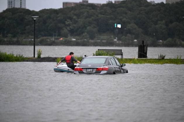 September 26, 2026, Edgewater, New Jersey, USA: A person is seen on a boat near a vehicle that is submerged in flood waters in the parking lot of the Comfort Inn Edgewater on Hudson River during a nor easter storm in Edgewater, New Jersey, United States on Saturday, Sept. 26, 2026. Heavy rain and strong winds battered the northeastern United States as an unusually powerful autumn storm intensified, forcing the cancelation of hundreds of flights and leaving tens of thousands of people without power. New York, Boston and Philadelphia were all in the crosshairs of the Nor easter -- so labeled for its northeasterly winds -- as authorities warned of potential major flooding and road closures. Edgewater USA - ZUMAs197 20260926_aaa_s197_292 Copyright: xKylexMazzax
