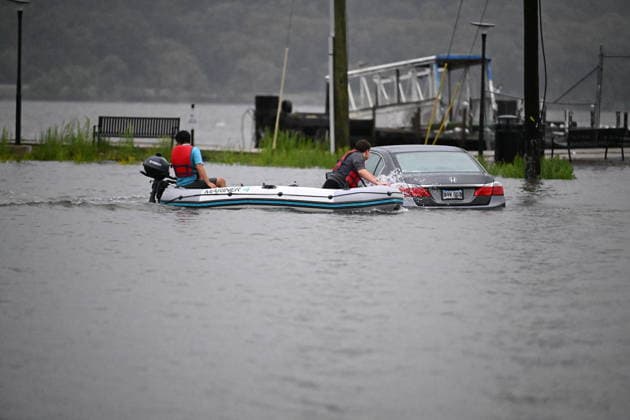 Nor easter storm submerges vehicles in northeastern US EDGEWATER, NEW JERSEY, USA - SEPTEMBER 26: Two people on a boat look closely at a vehicle submerged in floodwaters in the parking lot along the Hudson River during a nor easter storm in Edgewater, New Jersey, United States, on September 26, 2026. Heavy rain and strong winds battered the northeastern United States as an unusually powerful autumn storm intensified, forcing the cancellation of hundreds of flights and leaving tens of thousands of people without power. New York, Boston and Philadelphia were among the areas affected by the storm, as authorities warned of potential major flooding and road closures. Kyle Mazza Anadolu New Jersey United States. Editorial use only. Please get i  Copyright: x2026xAnadoluxKylexMazzax