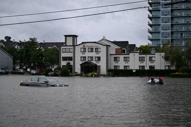 Nor easter storm submerges vehicles in northeastern US EDGEWATER, NEW JERSEY, USA - SEPTEMBER 26: A vehicle is seen submerged in floodwaters in a parking lot along the Hudson River during a nor easter storm in Edgewater, New Jersey, United States, on September 26, 2026. Heavy rain and strong winds battered the northeastern United States as an unusually powerful autumn storm intensified, forcing the cancellation of hundreds of flights and leaving tens of thousands of people without power. New York, Boston and Philadelphia were among the areas affected by the storm, as authorities warned of potential major flooding and road closures. Kyle Mazza Anadolu New Jersey United States. Editorial use only. Please get in touch for any other usage.  Copyright: x2026xAnadoluxKylexMazzax