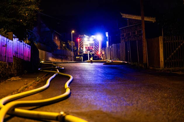 26.09.2026, GER, Aktuelles Blaulicht, Feuerwehreinsatz Brand Heuballen Am Abend wurde die Feuerwehr gegen 19:15 Uhr zunächst zu einem kleineren Brand alarmiert. Beim Eintreffen der ersten Einsatzkräfte stellte sich jedoch schnell heraus, dass es sich um ein größeres Brandereignis handelte. Daraufhin wurde die Lage als Großfeuer eingestuft und weitere Einsatzkräfte nachgefordert. Insgesamt standen rund 1.200 Heuballen in Brand. Eine besondere Herausforderung stellte die Sicherstellung der Löschwasserversorgung dar. Hierfür wurde unter anderem Wasser aus dem Fluss Hörschel entnommen. Zusätzlich kamen Traktoren mit Wassertanks sowie insgesamt sechs Tanklöschfahrzeuge zum Einsatz. Rund 110 Einsatzkräfte von Feuerwehr, Technische