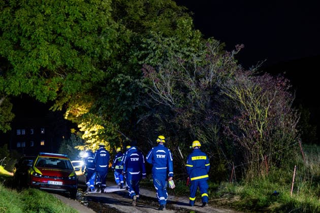 26.09.2026, GER, Aktuelles Blaulicht, Feuerwehreinsatz Brand Heuballen Am Abend wurde die Feuerwehr gegen 19:15 Uhr zunächst zu einem kleineren Brand alarmiert. Beim Eintreffen der ersten Einsatzkräfte stellte sich jedoch schnell heraus, dass es sich um ein größeres Brandereignis handelte. Daraufhin wurde die Lage als Großfeuer eingestuft und weitere Einsatzkräfte nachgefordert. Insgesamt standen rund 1.200 Heuballen in Brand. Eine besondere Herausforderung stellte die Sicherstellung der Löschwasserversorgung dar. Hierfür wurde unter anderem Wasser aus dem Fluss Hörschel entnommen. Zusätzlich kamen Traktoren mit Wassertanks sowie insgesamt sechs Tanklöschfahrzeuge zum Einsatz. Rund 110 Einsatzkräfte von Feuerwehr, Technische