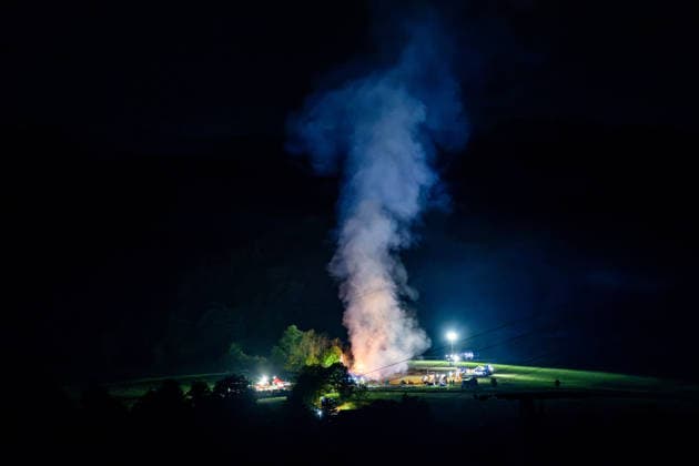26.09.2026, GER, Aktuelles Blaulicht, Feuerwehreinsatz Brand Heuballen Am Abend wurde die Feuerwehr gegen 19:15 Uhr zunächst zu einem kleineren Brand alarmiert. Beim Eintreffen der ersten Einsatzkräfte stellte sich jedoch schnell heraus, dass es sich um ein größeres Brandereignis handelte. Daraufhin wurde die Lage als Großfeuer eingestuft und weitere Einsatzkräfte nachgefordert. Insgesamt standen rund 1.200 Heuballen in Brand. Eine besondere Herausforderung stellte die Sicherstellung der Löschwasserversorgung dar. Hierfür wurde unter anderem Wasser aus dem Fluss Hörschel entnommen. Zusätzlich kamen Traktoren mit Wassertanks sowie insgesamt sechs Tanklöschfahrzeuge zum Einsatz. Rund 110 Einsatzkräfte von Feuerwehr, Technische