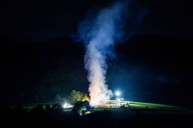 26.09.2026, GER, Aktuelles Blaulicht, Feuerwehreinsatz Brand Heuballen Am Abend wurde die Feuerwehr gegen 19:15 Uhr zunächst zu einem kleineren Brand alarmiert. Beim Eintreffen der ersten Einsatzkräfte stellte sich jedoch schnell heraus, dass es sich um ein größeres Brandereignis handelte. Daraufhin wurde die Lage als Großfeuer eingestuft und weitere Einsatzkräfte nachgefordert. Insgesamt standen rund 1.200 Heuballen in Brand. Eine besondere Herausforderung stellte die Sicherstellung der Löschwasserversorgung dar. Hierfür wurde unter anderem Wasser aus dem Fluss Hörschel entnommen. Zusätzlich kamen Traktoren mit Wassertanks sowie insgesamt sechs Tanklöschfahrzeuge zum Einsatz. Rund 110 Einsatzkräfte von Feuerwehr, Technische