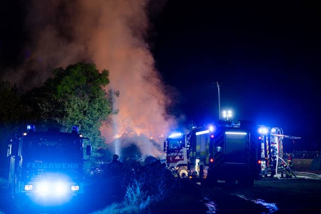 26.09.2026, GER, Aktuelles Blaulicht, Feuerwehreinsatz Brand Heuballen Am Abend wurde die Feuerwehr gegen 19:15 Uhr zunächst zu einem kleineren Brand alarmiert. Beim Eintreffen der ersten Einsatzkräfte stellte sich jedoch schnell heraus, dass es sich um ein größeres Brandereignis handelte. Daraufhin wurde die Lage als Großfeuer eingestuft und weitere Einsatzkräfte nachgefordert. Insgesamt standen rund 1.200 Heuballen in Brand. Eine besondere Herausforderung stellte die Sicherstellung der Löschwasserversorgung dar. Hierfür wurde unter anderem Wasser aus dem Fluss Hörschel entnommen. Zusätzlich kamen Traktoren mit Wassertanks sowie insgesamt sechs Tanklöschfahrzeuge zum Einsatz. Rund 110 Einsatzkräfte von Feuerwehr, Technische