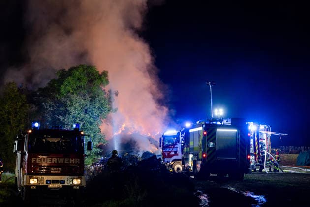 26.09.2026, GER, Aktuelles Blaulicht, Feuerwehreinsatz Brand Heuballen Am Abend wurde die Feuerwehr gegen 19:15 Uhr zunächst zu einem kleineren Brand alarmiert. Beim Eintreffen der ersten Einsatzkräfte stellte sich jedoch schnell heraus, dass es sich um ein größeres Brandereignis handelte. Daraufhin wurde die Lage als Großfeuer eingestuft und weitere Einsatzkräfte nachgefordert. Insgesamt standen rund 1.200 Heuballen in Brand. Eine besondere Herausforderung stellte die Sicherstellung der Löschwasserversorgung dar. Hierfür wurde unter anderem Wasser aus dem Fluss Hörschel entnommen. Zusätzlich kamen Traktoren mit Wassertanks sowie insgesamt sechs Tanklöschfahrzeuge zum Einsatz. Rund 110 Einsatzkräfte von Feuerwehr, Technische