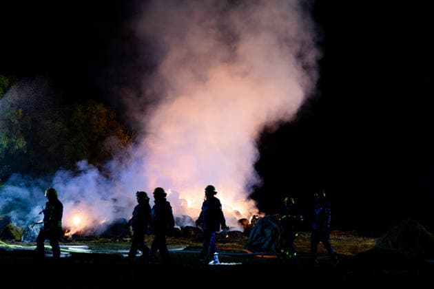 26.09.2026, GER, Aktuelles Blaulicht, Feuerwehreinsatz Brand Heuballen Am Abend wurde die Feuerwehr gegen 19:15 Uhr zunächst zu einem kleineren Brand alarmiert. Beim Eintreffen der ersten Einsatzkräfte stellte sich jedoch schnell heraus, dass es sich um ein größeres Brandereignis handelte. Daraufhin wurde die Lage als Großfeuer eingestuft und weitere Einsatzkräfte nachgefordert. Insgesamt standen rund 1.200 Heuballen in Brand. Eine besondere Herausforderung stellte die Sicherstellung der Löschwasserversorgung dar. Hierfür wurde unter anderem Wasser aus dem Fluss Hörschel entnommen. Zusätzlich kamen Traktoren mit Wassertanks sowie insgesamt sechs Tanklöschfahrzeuge zum Einsatz. Rund 110 Einsatzkräfte von Feuerwehr, Technische