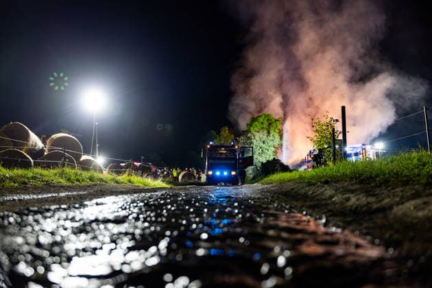 26.09.2026, GER, Aktuelles Blaulicht, Feuerwehreinsatz Brand Heuballen Am Abend wurde die Feuerwehr gegen 19:15 Uhr zunächst zu einem kleineren Brand alarmiert. Beim Eintreffen der ersten Einsatzkräfte stellte sich jedoch schnell heraus, dass es sich um ein größeres Brandereignis handelte. Daraufhin wurde die Lage als Großfeuer eingestuft und weitere Einsatzkräfte nachgefordert. Insgesamt standen rund 1.200 Heuballen in Brand. Eine besondere Herausforderung stellte die Sicherstellung der Löschwasserversorgung dar. Hierfür wurde unter anderem Wasser aus dem Fluss Hörschel entnommen. Zusätzlich kamen Traktoren mit Wassertanks sowie insgesamt sechs Tanklöschfahrzeuge zum Einsatz. Rund 110 Einsatzkräfte von Feuerwehr, Technische