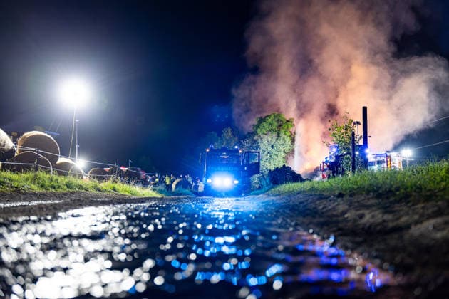 26.09.2026, GER, Aktuelles Blaulicht, Feuerwehreinsatz Brand Heuballen Am Abend wurde die Feuerwehr gegen 19:15 Uhr zunächst zu einem kleineren Brand alarmiert. Beim Eintreffen der ersten Einsatzkräfte stellte sich jedoch schnell heraus, dass es sich um ein größeres Brandereignis handelte. Daraufhin wurde die Lage als Großfeuer eingestuft und weitere Einsatzkräfte nachgefordert. Insgesamt standen rund 1.200 Heuballen in Brand. Eine besondere Herausforderung stellte die Sicherstellung der Löschwasserversorgung dar. Hierfür wurde unter anderem Wasser aus dem Fluss Hörschel entnommen. Zusätzlich kamen Traktoren mit Wassertanks sowie insgesamt sechs Tanklöschfahrzeuge zum Einsatz. Rund 110 Einsatzkräfte von Feuerwehr, Technische