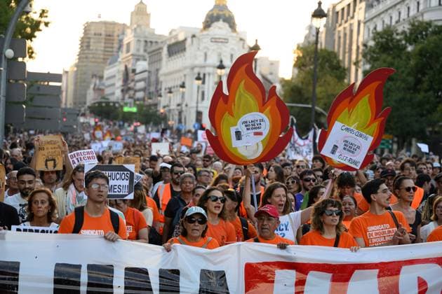 Housing protesters set up camp in Madrid after anti-eviction march MADRID, SPAIN, SEPTEMBER 26, 2026: Demonstrators march through central Madrid during a protest against evictions organized by the Sindicato de Inquilinas e Inquilinos de Madrid. The demonstration began at Puerta del Sol and ended outside the Congress of Deputies, with protesters demanding stronger housing protections following the eviction earlier in the week of 87-year-old Maricarmen Abascal. After the march, protesters erected tents at Puerta del Sol as a housing protest encampment began in the square. Madrid Spain Copyright: x xTomasxCallex xJNAxPressx