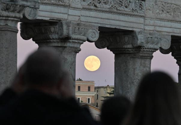 (260926) -- ROME, Sept. 26, 2026 -- A moon is seen near the Imperial Forum in Rome, Italy, Sept. 26, 2026. (Photo by Xinhua) ITALY-ROME-MOON AlbertoxLingria 