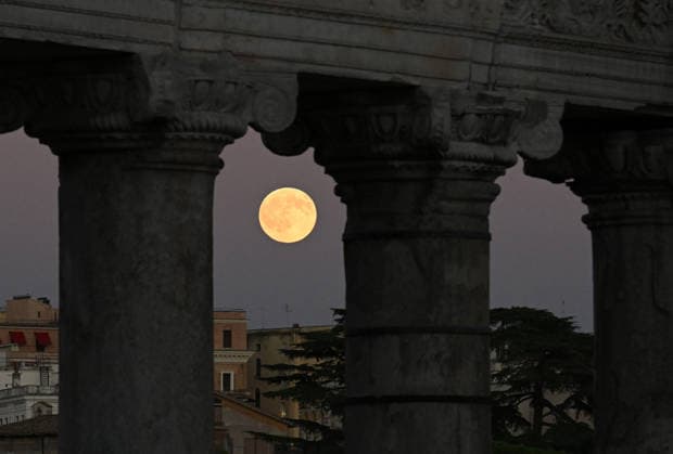 (260926) -- ROME, Sept. 26, 2026 -- A moon is seen near the Imperial Forum in Rome, Italy, Sept. 26, 2026. (Photo by Xinhua) ITALY-ROME-MOON AlbertoxLingria 