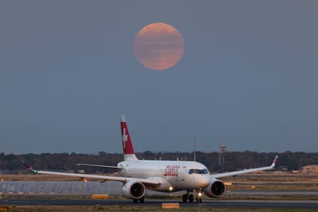 Full Moon The full moon rises over Frankfurt Airport, Frankfurt am Main, Hesse, Germany 2026-09-26_ffm_flughafen_vollmond_01