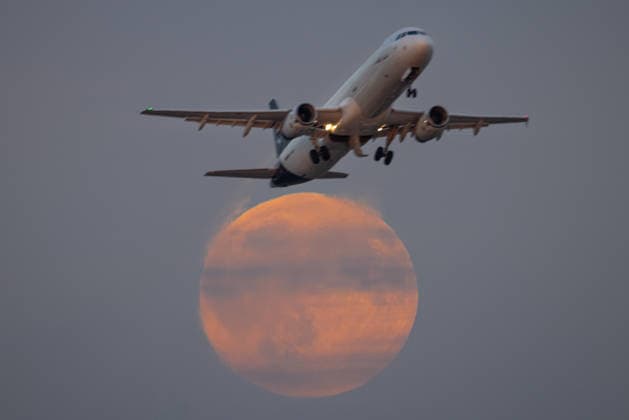 Full Moon: Shortly after takeoff from Frankfurt Airport, an airplane flies past the full moon as it rises. Frankfurt am Main Airport, Hesse, Germany 2026-09-26_ffm_flughafen_vollmond_03