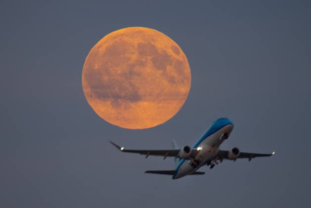 Full Moon: Shortly after takeoff from Frankfurt Airport, an airplane flies past the full moon, which has just risen. Frankfurt am Main Airport, Hesse, Germany 2026-09-26_ffm_flughafen_vollmond_05