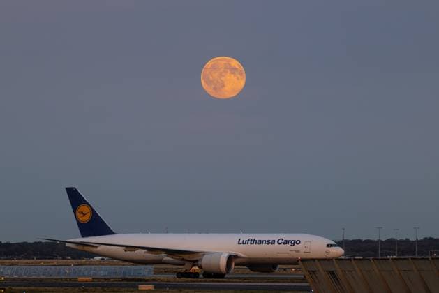 Full Moon The full moon rises over Frankfurt Airport, Frankfurt am Main, Hesse, Germany 2026-09-26_ffm_flughafen_vollmond_07