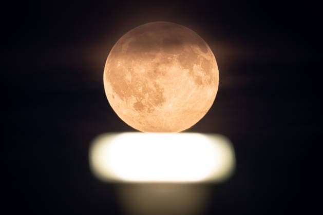 Full Moon The full moon shines above a spotlight on the tarmac at Frankfurt Airport Frankfurt am Main Airport Hesse Germany 2026-09-26_ffm_flughafen_vollmond_08