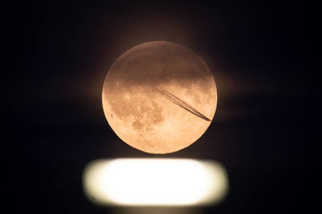 Full Moon The full moon shines down on a spotlight on the runway at Frankfurt Airport, while the contrail of a passing airplane is silhouetted against the moon. Frankfurt am Main Airport, Hesse, Germany 2026-09-26_ffm_flughafen_vollmond_09