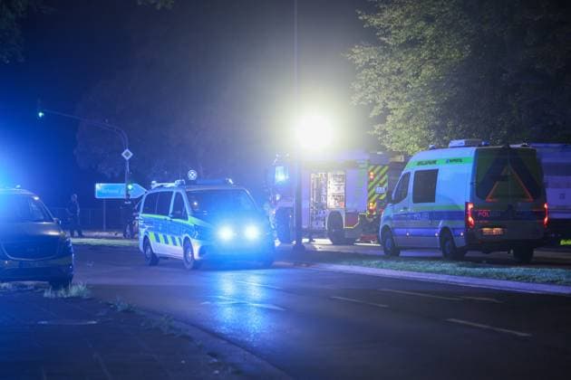 Zwei Menschen sterben bei schwerem Crash in Wuppertal-Elberfeld ++ Zwei Menschen sterben bei schwerem Crash in Wuppertal ++ Bei einem schweren Verkehrsunfall in Wuppertal sind am Samstagabend (26.09.2026) zwei Menschen ums Leben gekommen. Ein 64 Jahre alter Autofahrer und seine 59-jährige Beifahrerin erlagen noch an der Unfallstelle ihren schweren Verletzungen. Nach bisherigen Erkenntnissen ereignete sich der Unfall gegen 18:50 Uhr im Bereich der Anschlussstelle Wuppertal-Elberfeld an der Opphofer Straße. Der Fahrer des Suzuki Jimny hatte zuvor die A46 verlassen. Aus bislang ungeklärter Ursache kam das Fahrzeug anschließend von der Fahrbahn ab, überquerte einen Grünstreifen und gelangte auf die gegenüberliegende Straßenseite in de