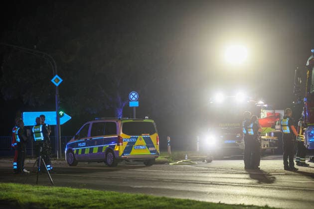 Zwei Menschen sterben bei schwerem Crash in Wuppertal-Elberfeld ++ Zwei Menschen sterben bei schwerem Crash in Wuppertal ++ Bei einem schweren Verkehrsunfall in Wuppertal sind am Samstagabend (26.09.2026) zwei Menschen ums Leben gekommen. Ein 64 Jahre alter Autofahrer und seine 59-jährige Beifahrerin erlagen noch an der Unfallstelle ihren schweren Verletzungen. Nach bisherigen Erkenntnissen ereignete sich der Unfall gegen 18:50 Uhr im Bereich der Anschlussstelle Wuppertal-Elberfeld an der Opphofer Straße. Der Fahrer des Suzuki Jimny hatte zuvor die A46 verlassen. Aus bislang ungeklärter Ursache kam das Fahrzeug anschließend von der Fahrbahn ab, überquerte einen Grünstreifen und gelangte auf die gegenüberliegende Straßenseite in de