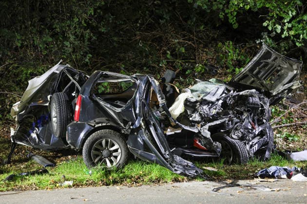 Zwei Menschen sterben bei schwerem Crash in Wuppertal-Elberfeld ++ Zwei Menschen sterben bei schwerem Crash in Wuppertal ++ Bei einem schweren Verkehrsunfall in Wuppertal sind am Samstagabend (26.09.2026) zwei Menschen ums Leben gekommen. Ein 64 Jahre alter Autofahrer und seine 59-jährige Beifahrerin erlagen noch an der Unfallstelle ihren schweren Verletzungen. Nach bisherigen Erkenntnissen ereignete sich der Unfall gegen 18:50 Uhr im Bereich der Anschlussstelle Wuppertal-Elberfeld an der Opphofer Straße. Der Fahrer des Suzuki Jimny hatte zuvor die A46 verlassen. Aus bislang ungeklärter Ursache kam das Fahrzeug anschließend von der Fahrbahn ab, überquerte einen Grünstreifen und gelangte auf die gegenüberliegende Straßenseite in de