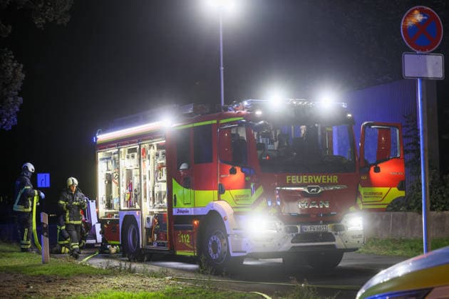 Zwei Menschen sterben bei schwerem Crash in Wuppertal-Elberfeld ++ Zwei Menschen sterben bei schwerem Crash in Wuppertal ++ Bei einem schweren Verkehrsunfall in Wuppertal sind am Samstagabend (26.09.2026) zwei Menschen ums Leben gekommen. Ein 64 Jahre alter Autofahrer und seine 59-jährige Beifahrerin erlagen noch an der Unfallstelle ihren schweren Verletzungen. Nach bisherigen Erkenntnissen ereignete sich der Unfall gegen 18:50 Uhr im Bereich der Anschlussstelle Wuppertal-Elberfeld an der Opphofer Straße. Der Fahrer des Suzuki Jimny hatte zuvor die A46 verlassen. Aus bislang ungeklärter Ursache kam das Fahrzeug anschließend von der Fahrbahn ab, überquerte einen Grünstreifen und gelangte auf die gegenüberliegende Straßenseite in de