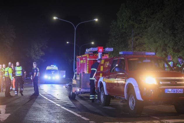 Zwei Menschen sterben bei schwerem Crash in Wuppertal-Elberfeld ++ Zwei Menschen sterben bei schwerem Crash in Wuppertal ++ Bei einem schweren Verkehrsunfall in Wuppertal sind am Samstagabend (26.09.2026) zwei Menschen ums Leben gekommen. Ein 64 Jahre alter Autofahrer und seine 59-jährige Beifahrerin erlagen noch an der Unfallstelle ihren schweren Verletzungen. Nach bisherigen Erkenntnissen ereignete sich der Unfall gegen 18:50 Uhr im Bereich der Anschlussstelle Wuppertal-Elberfeld an der Opphofer Straße. Der Fahrer des Suzuki Jimny hatte zuvor die A46 verlassen. Aus bislang ungeklärter Ursache kam das Fahrzeug anschließend von der Fahrbahn ab, überquerte einen Grünstreifen und gelangte auf die gegenüberliegende Straßenseite in de