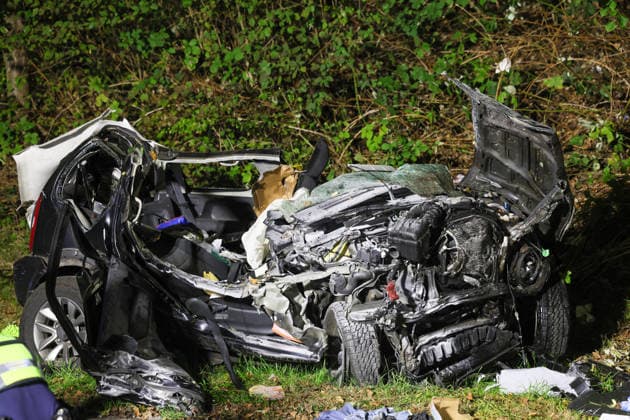Zwei Menschen sterben bei schwerem Crash in Wuppertal-Elberfeld ++ Zwei Menschen sterben bei schwerem Crash in Wuppertal ++ Bei einem schweren Verkehrsunfall in Wuppertal sind am Samstagabend (26.09.2026) zwei Menschen ums Leben gekommen. Ein 64 Jahre alter Autofahrer und seine 59-jährige Beifahrerin erlagen noch an der Unfallstelle ihren schweren Verletzungen. Nach bisherigen Erkenntnissen ereignete sich der Unfall gegen 18:50 Uhr im Bereich der Anschlussstelle Wuppertal-Elberfeld an der Opphofer Straße. Der Fahrer des Suzuki Jimny hatte zuvor die A46 verlassen. Aus bislang ungeklärter Ursache kam das Fahrzeug anschließend von der Fahrbahn ab, überquerte einen Grünstreifen und gelangte auf die gegenüberliegende Straßenseite in de