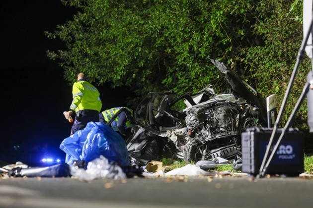 Zwei Menschen sterben bei schwerem Crash in Wuppertal-Elberfeld ++ Zwei Menschen sterben bei schwerem Crash in Wuppertal ++ Bei einem schweren Verkehrsunfall in Wuppertal sind am Samstagabend (26.09.2026) zwei Menschen ums Leben gekommen. Ein 64 Jahre alter Autofahrer und seine 59-jährige Beifahrerin erlagen noch an der Unfallstelle ihren schweren Verletzungen. Nach bisherigen Erkenntnissen ereignete sich der Unfall gegen 18:50 Uhr im Bereich der Anschlussstelle Wuppertal-Elberfeld an der Opphofer Straße. Der Fahrer des Suzuki Jimny hatte zuvor die A46 verlassen. Aus bislang ungeklärter Ursache kam das Fahrzeug anschließend von der Fahrbahn ab, überquerte einen Grünstreifen und gelangte auf die gegenüberliegende Straßenseite in de