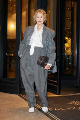 MFW Spring Summer 2027 Bottega Veneta leaving MP MILAN, ITALY - SEPTEMBER 26: Lauren Hutton leaves her hotel to attending Bottega Veneta fashion show during the Milan Fashion Week - Womenswear Spring Summer 2027 on September 24, 2026 in Milan, Italy. Photo by Marco Piovanotto Abacapress.com Milan Italy  Copyright: xPiovanottoxMarco ABACAx