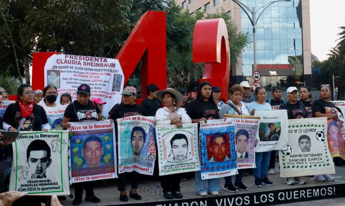 September 26, 2026, Mexico City, Mexico City, mexico: Parents of the 43 Ayotzinapa student-teachers are leading the march marking 12 years since the students disappearance. Chanting They were taken alive, we want them back alive! and carrying photographs of the students, hundreds of people are marching from the Angel of Independence to the ZoÂ³calo. Mexico City mexico - ZUMAt178 20260926_zip_t178_007 Copyright: xNadiaxTecuapetlax