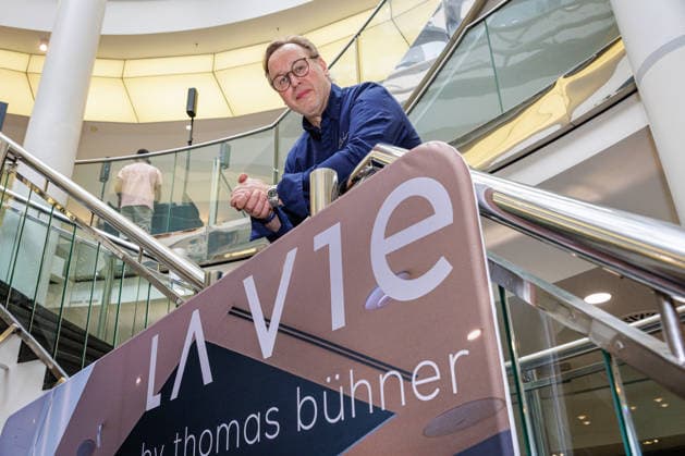 September 26, 2026, Düsseldorf: Top chef Thomas Bühner at the food court during the Rheinische Post Talk at the Schadow Arkaden as part of the Düsseldorfer Chefs in Town event. Düsseldorf, Schadow Arkaden, North Rhine-Westphalia, Germany