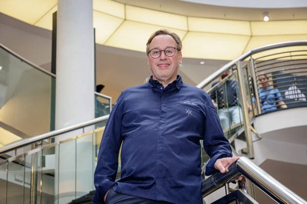 September 26, 2026, Düsseldorf: Top chef Thomas Bühner at the food court during the Rheinische Post Talk at the Schadow Arkaden as part of the Düsseldorfer Chefs in Town event. Düsseldorf, Schadow Arkaden, North Rhine-Westphalia, Germany