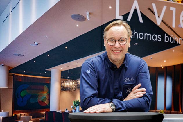September 26, 2026, Düsseldorf: Top chef Thomas Bühner at the food court during the Rheinische Post Talk at the Schadow Arkaden as part of the Düsseldorfer Chefs in Town event. Düsseldorf, Schadow Arkaden, North Rhine-Westphalia, Germany