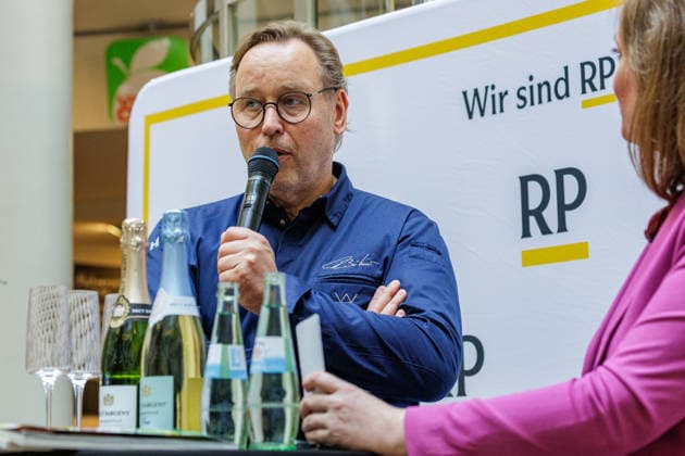 September 26, 2026, Düsseldorf: Top chef Thomas Bühner at the food court during the Rheinische Post Talk at the Schadow Arkaden as part of the Düsseldorfer Chefs in Town event. Düsseldorf, Schadow Arkaden, North Rhine-Westphalia, Germany