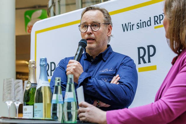 September 26, 2026, Düsseldorf: Top chef Thomas Bühner at the food court during the Rheinische Post Talk at the Schadow Arkaden as part of the Düsseldorfer Chefs in Town event. Düsseldorf, Schadow Arkaden, North Rhine-Westphalia, Germany