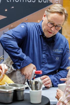 September 26, 2026, Düsseldorf: Top chef Thomas Bühner at the food court during the Rheinische Post Talk at the Schadow Arkaden as part of the Düsseldorfer Chefs in Town event. Düsseldorf, Schadow Arkaden, North Rhine-Westphalia, Germany
