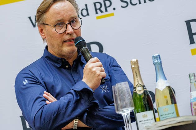 September 26, 2026, Düsseldorf: Top chef Thomas Bühner at the food court during the Rheinische Post Talk at the Schadow Arkaden as part of the Düsseldorfer Chefs in Town event. Düsseldorf, Schadow Arkaden, North Rhine-Westphalia, Germany