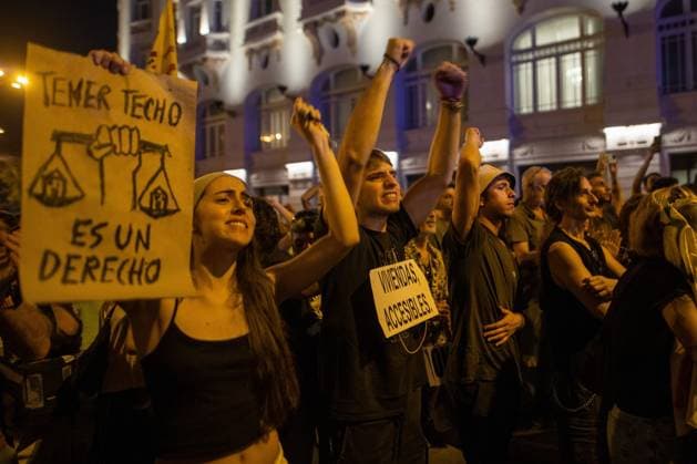 September 26, 2026, Madrid, Madrid, Spain: MADRID, SPAIN, SEPTEMBER 26, 2026: Demonstrators march through central Madrid during a protest against the housing crisis and evictions, following the forced eviction earlier in the week of 87-year-old Maricarmen Abascal from her longtime home in the Spanish capital. Thousands joined the demonstration calling for stronger housing protections and measures against evictions. Madrid Spain - ZUMAq101 20260926_zna_q101_318 Copyright: xC.xCarvajalx