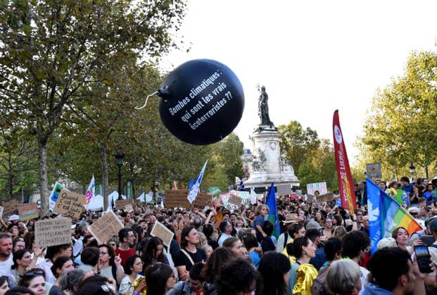 Climate Rally - Paris Following the 8,000 deaths during the heatwaves, a march for the climate, life and social justice brought together several thousand demonstrators in Paris, France on September 26, 2026. Photo by Alain Apaydin ABACAPRESS Paris France  Copyright: xApaydinxAlain ABACAx