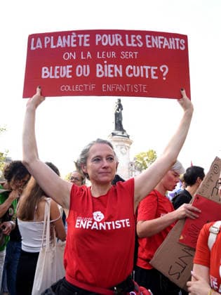 Climate Rally - Paris Following the 8,000 deaths during the heatwaves, a march for the climate, life and social justice brought together several thousand demonstrators in Paris, France on September 26, 2026. Photo by Alain Apaydin ABACAPRESS Paris France  Copyright: xApaydinxAlain ABACAx