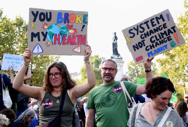 Climate Rally - Paris Following the 8,000 deaths during the heatwaves, a march for the climate, life and social justice brought together several thousand demonstrators in Paris, France on September 26, 2026. Photo by Alain Apaydin ABACAPRESS Paris France  Copyright: xApaydinxAlain ABACAx