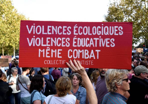 Climate Rally - Paris Following the 8,000 deaths during the heatwaves, a march for the climate, life and social justice brought together several thousand demonstrators in Paris, France on September 26, 2026. Photo by Alain Apaydin ABACAPRESS Paris France  Copyright: xApaydinxAlain ABACAx