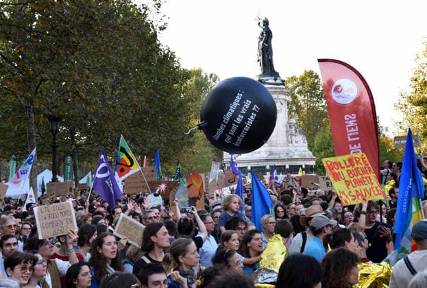 Climate Rally - Paris Following the 8,000 deaths during the heatwaves, a march for the climate, life and social justice brought together several thousand demonstrators in Paris, France on September 26, 2026. Photo by Alain Apaydin ABACAPRESS Paris France  Copyright: xApaydinxAlain ABACAx