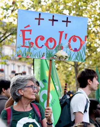 Climate Rally - Paris Following the 8,000 deaths during the heatwaves, a march for the climate, life and social justice brought together several thousand demonstrators in Paris, France on September 26, 2026. Photo by Alain Apaydin ABACAPRESS Paris France  Copyright: xApaydinxAlain ABACAx