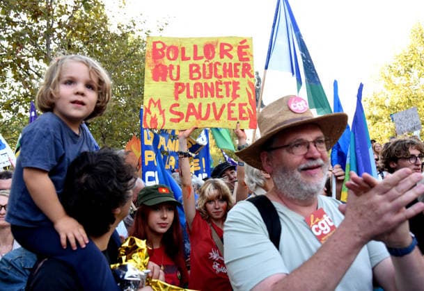 Climate Rally - Paris Following the 8,000 deaths during the heatwaves, a march for the climate, life and social justice brought together several thousand demonstrators in Paris, France on September 26, 2026. Photo by Alain Apaydin ABACAPRESS Paris France  Copyright: xApaydinxAlain ABACAx