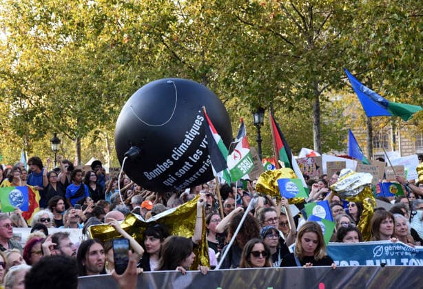 Climate Rally - Paris Following the 8,000 deaths during the heatwaves, a march for the climate, life and social justice brought together several thousand demonstrators in Paris, France on September 26, 2026. Photo by Alain Apaydin ABACAPRESS Paris France  Copyright: xApaydinxAlain ABACAx