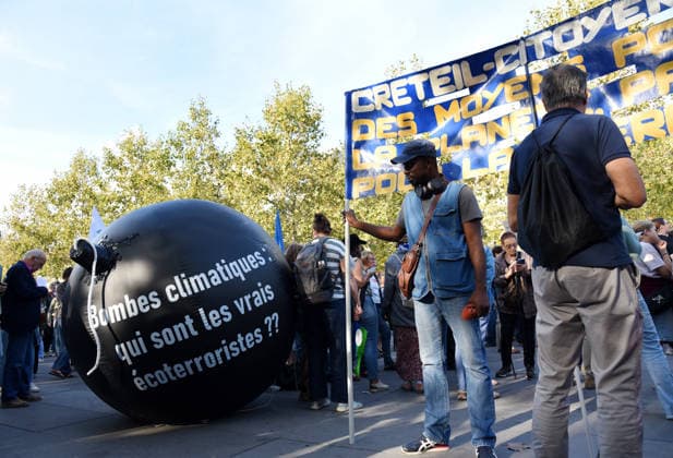 Climate Rally - Paris Following the 8,000 deaths during the heatwaves, a march for the climate, life and social justice brought together several thousand demonstrators in Paris, France on September 26, 2026. Photo by Alain Apaydin ABACAPRESS Paris France  Copyright: xApaydinxAlain ABACAx