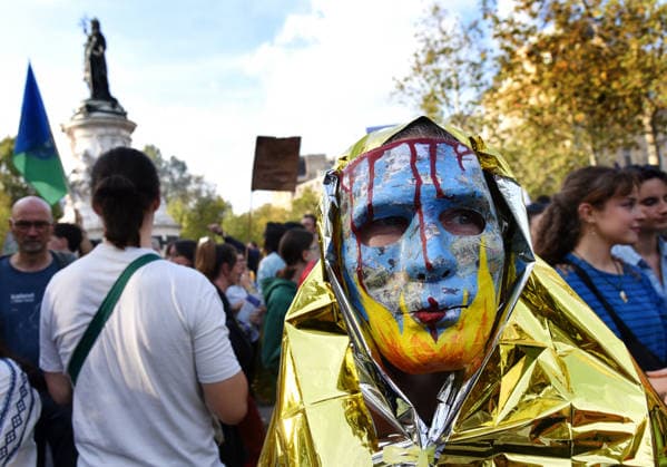 Climate Rally - Paris Following the 8,000 deaths during the heatwaves, a march for the climate, life and social justice brought together several thousand demonstrators in Paris, France on September 26, 2026. Photo by Alain Apaydin ABACAPRESS Paris France  Copyright: xApaydinxAlain ABACAx